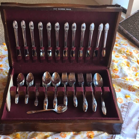 1847 Rogers Bros IS First Love Silver Plated Setting for 12. 74 pieces - Picture 1 of 6